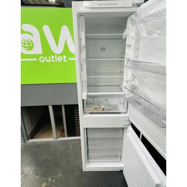 BOSCH Series 2 KIN86NSE0G Integrated 60/40 Fridge Freezer - Graded