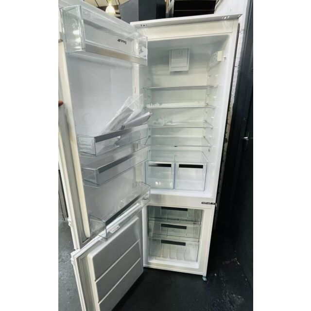 Smeg UKC8173N1F 60Cm Integrated Frost Free Fridge Freezer - Graded